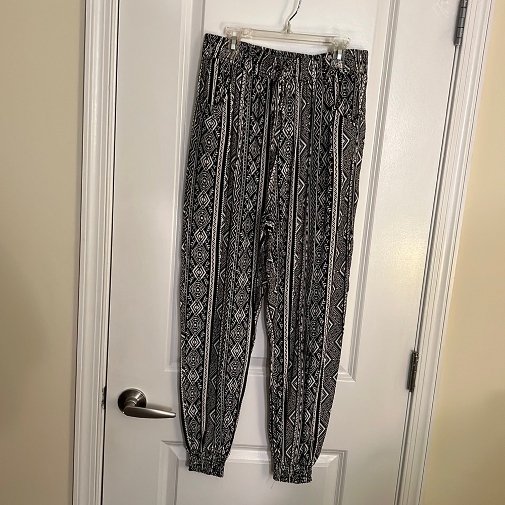 Black and white geometric shape stripes, flowy pants